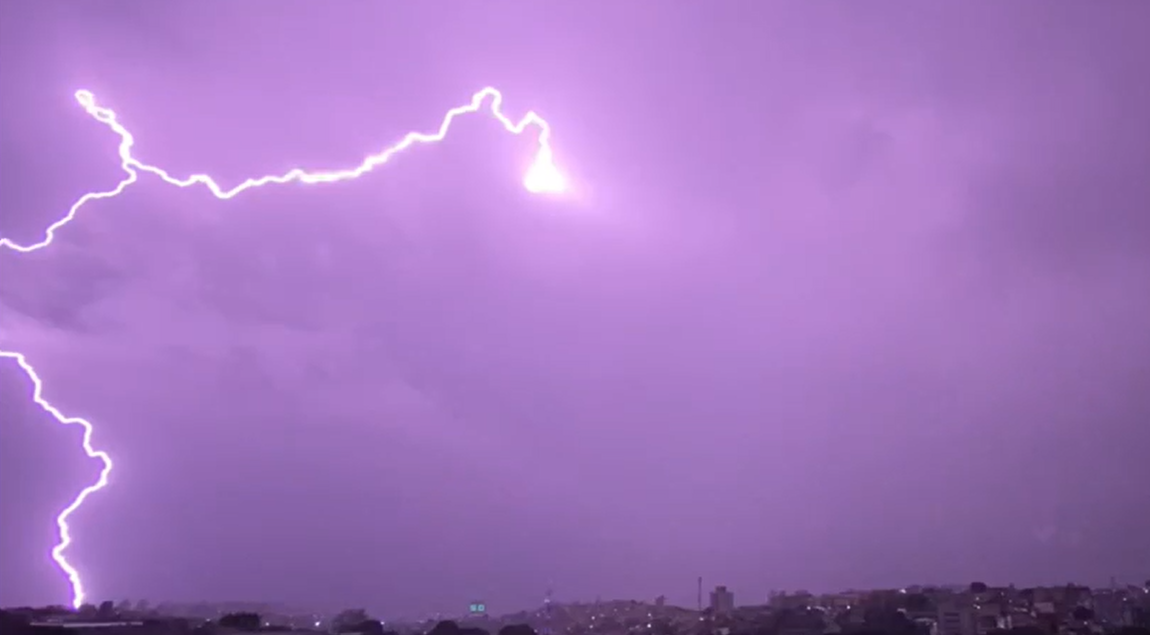 Raios causam falta de energia elétrica em casas de BH e região metropolitana neste domingo (14)