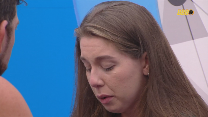 Raíssa chora após ser indicada ao Paredão 