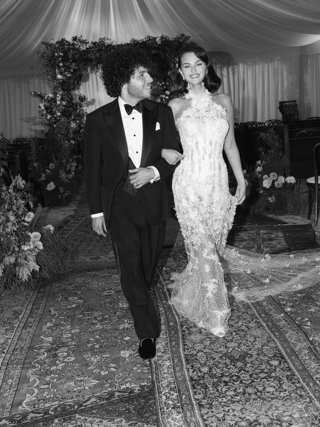 Selena Gomez abre álbum de fotos do casamento com o produtor Benny Blanco