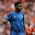 Ex-Cruzeiro marca presença e vai a campo em jogo de lendas do Chelsea