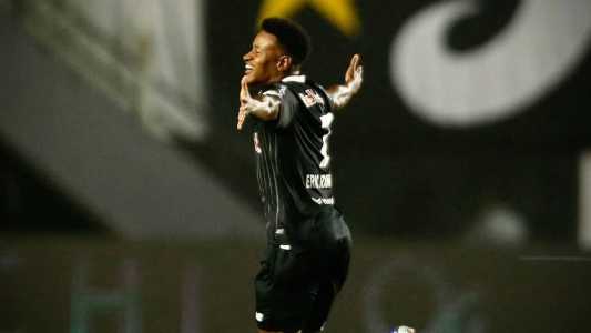 Ramires comemora o terceiro gol do Bragantino na vitória sobre o Santos