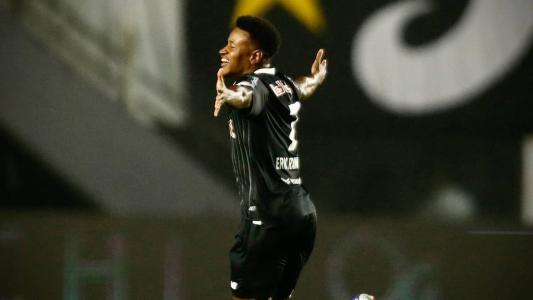 Ramires comemora o terceiro gol do Bragantino na vitória sobre o Santos