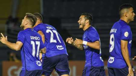 Ramiro (à esquerda) comemora gol pelo Cruzeiro