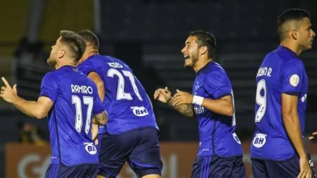 Ramiro (à esquerda) comemora gol pelo Cruzeiro