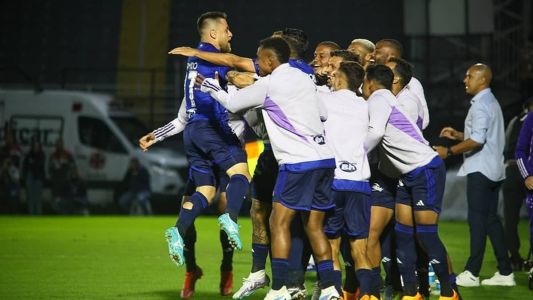 Ramiro foi muito festejado pelos companheiros após primeiro gol no Cruzeiro