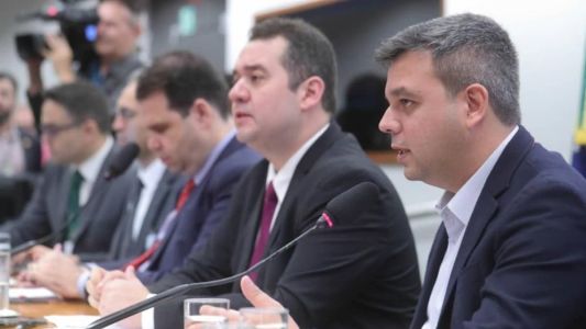 Ramiro Júlio Soares Madureira (à dir.) e o irmão Augusto Júlio Soares Madureira, sócios da 123milhas, prestaram depoimento à CPI das Pirâmides em 6 de setembro