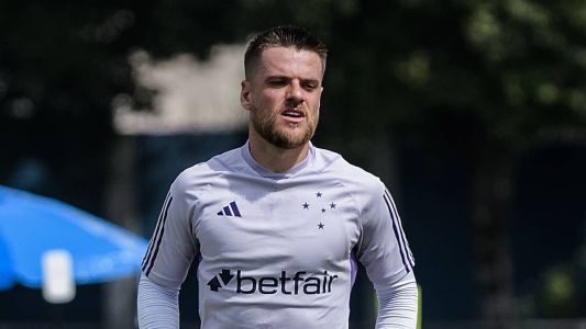 Ramiro, volante do Cruzeiro, durante treino na Toca da Raposa II, em Belo Horizonte