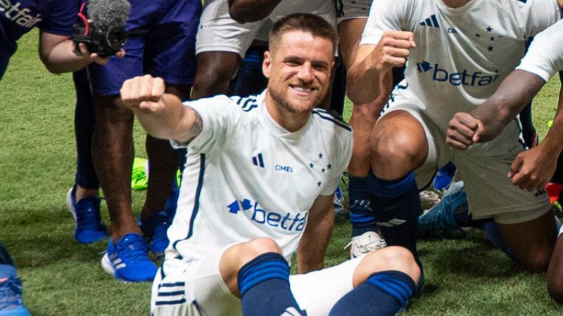 Ramiro volta ao Cruzeiro após nove meses, dá assistência e manda recado