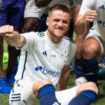 Ramiro volta ao Cruzeiro após nove meses, dá assistência e manda recado