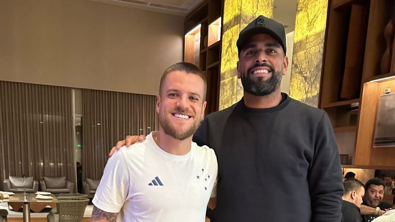 Campeão da Libertadores visita jogador do Cruzeiro em concentração