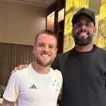 Campeão da Libertadores visita jogador do Cruzeiro em concentração