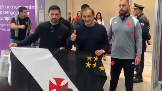 Ramón Díaz e seu filho Emiliano desembarcaram no Rio para acerta com o Vasco