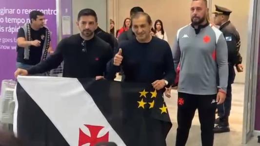 Ramón Díaz e seu filho Emiliano desembarcaram no Rio para acerta com o Vasco