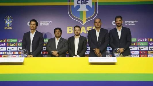 Ramon Menezes (ao centro) com o presidente da CBF, Ednaldo Rodrigues, ao seu lado