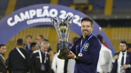 Ramon Menezes com o troféu do Sul-Americano Sub-20, título conquistado pela Seleção em 2023