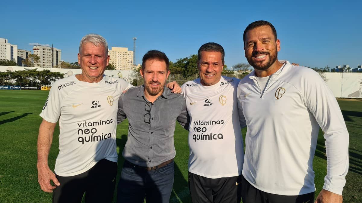 Técnico da Seleção Sub-20 visita treino do Corinthians