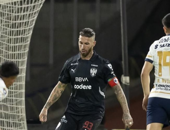 Sergio Ramos é expulso no México após cotovelada e chute em adversário
