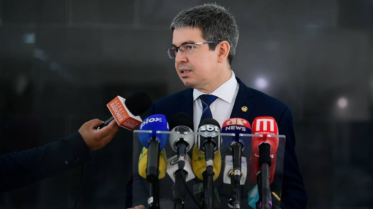 Randolfe vai ao STF e acusa Torres e Bolsonaro de tentativa de golpe de Estado