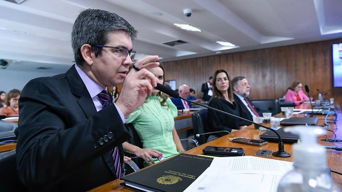 Randolfe diz que LDO só será votada no segundo semestre e que Congresso entrará em “recesso branco“