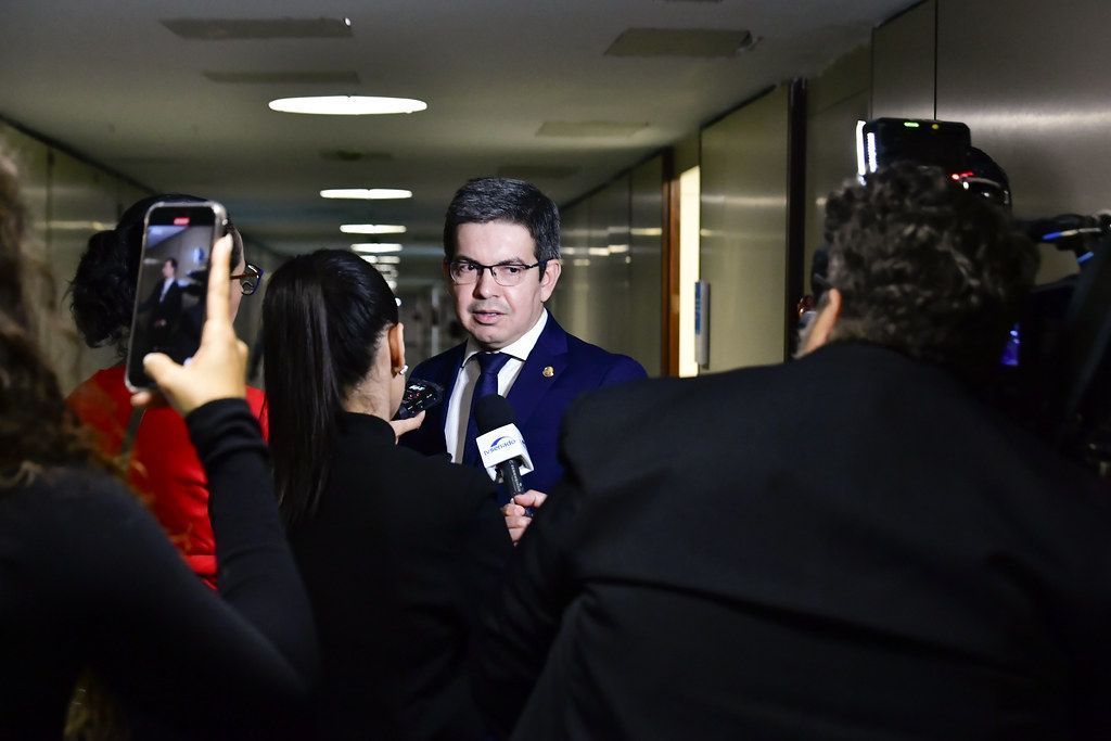 Relator do orçamento 2024 reduz corte de recursos do PAC de R$ 17 bilhões para R$ 5 bilhões, indica Randolfe
