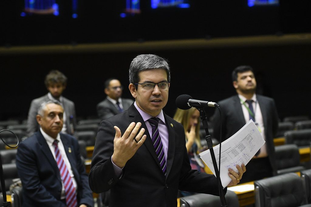 Governo aceita dialogar sobre corte de R$ 5,6 bilhões às emendas, mas, quer mantê-lo, afirma Randolfe
