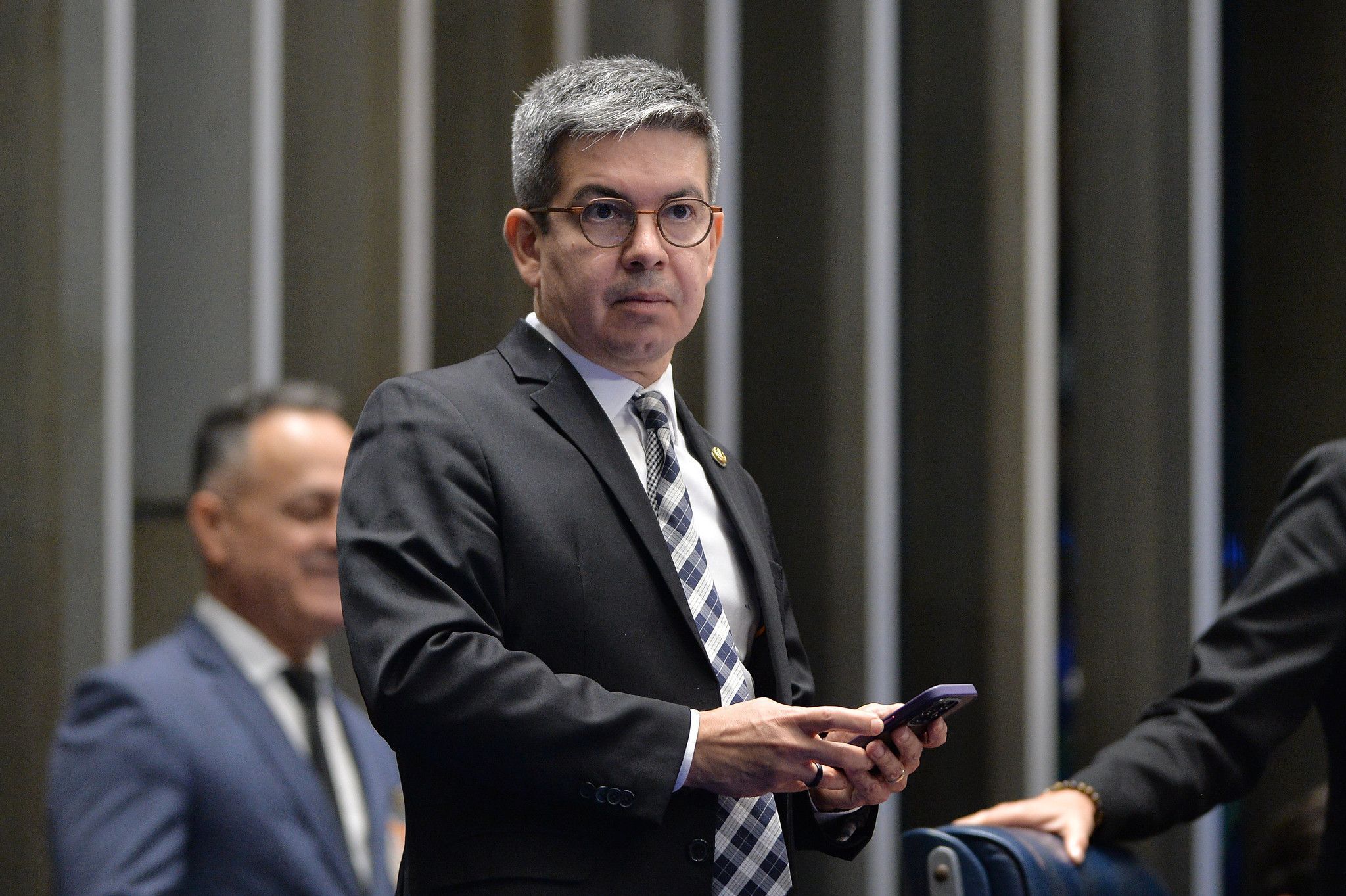 Líder do governo no Senado, Randolfe vota pela rejeição da Dosimetria