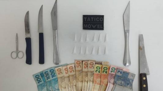 Rapaz de 19 anos é preso com cocaína, tesoura, facas e dinheiro