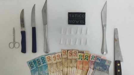 Rapaz de 19 anos é preso com cocaína, tesoura, facas e dinheiro