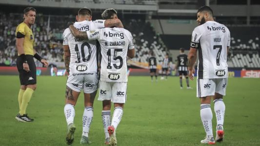 Raphael Claus (esq) e jogadores Eduardo Vargas, Zaracho e Hulk (dir), do Atlético