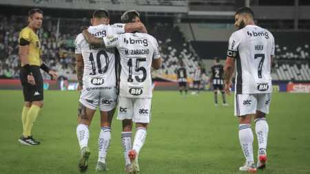 Raphael Claus (esq) e jogadores Eduardo Vargas, Zaracho e Hulk (dir), do Atlético