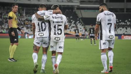 Raphael Claus (esq) e jogadores Eduardo Vargas, Zaracho e Hulk (dir), do Atlético