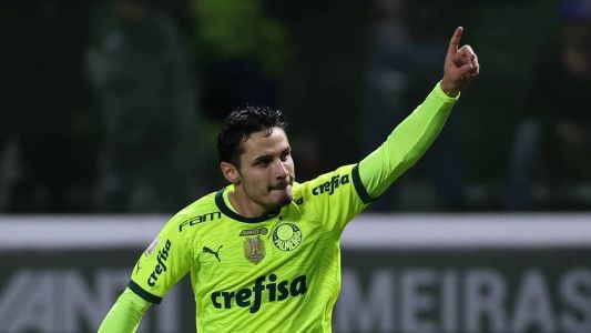 Raphael Veiga comemora gol contra o Vasco