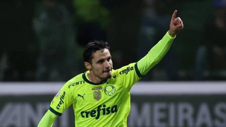 Raphael Veiga comemora gol contra o Vasco