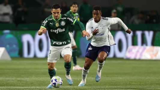 Raphael Veiga, meia do Palmeiras, e Matheus Jussa, volante do Cruzeiro, durante partida nesta segunda-feira (14)