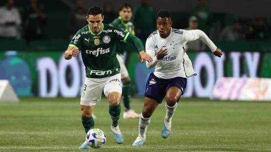 Raphael Veiga, meia do Palmeiras, e Matheus Jussa, volante do Cruzeiro, durante partida nesta segunda-feira (14)