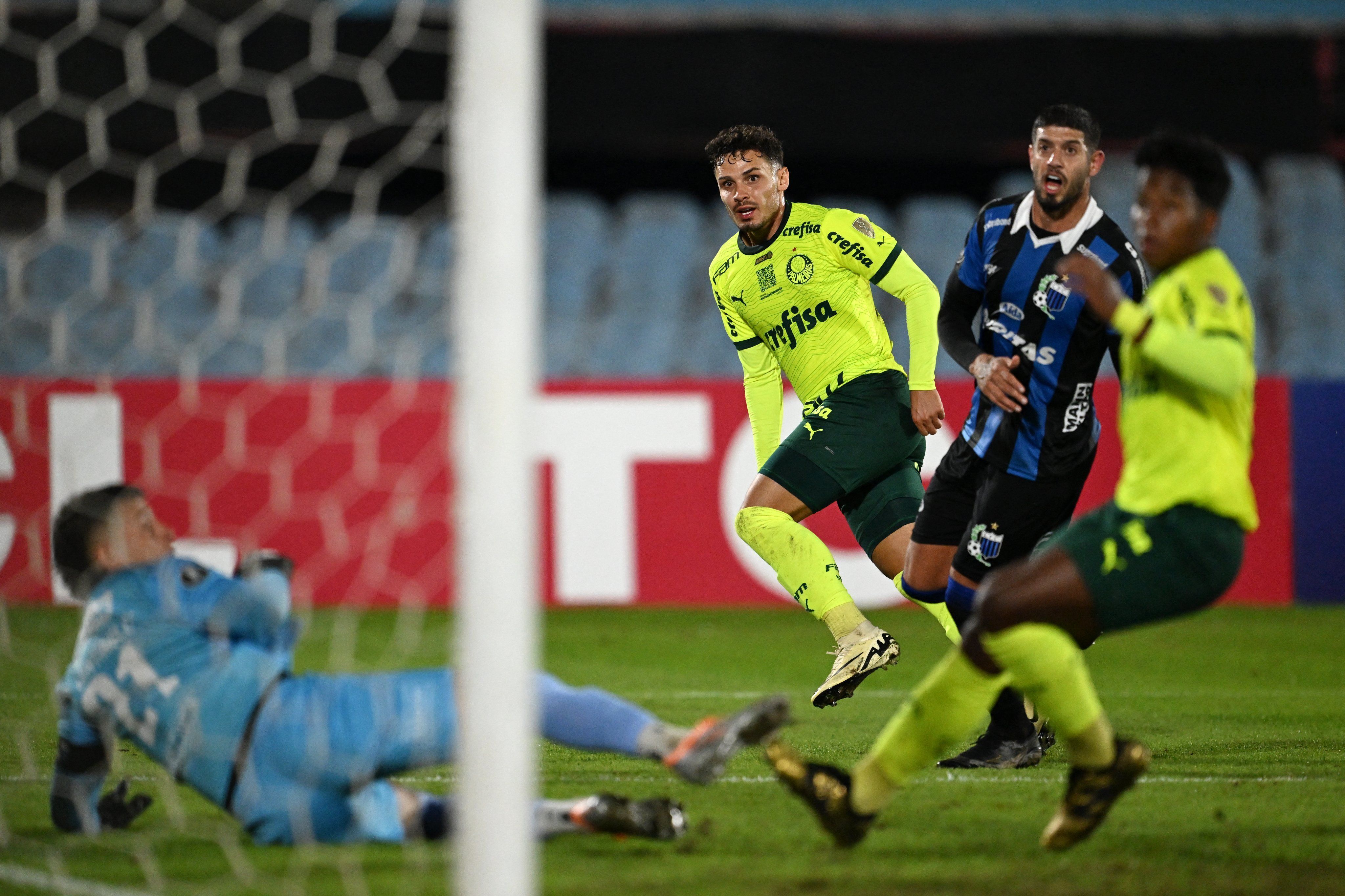 Raphael Veiga volta decisivo e comanda goleada do Palmeiras sobre Liverpool-URU