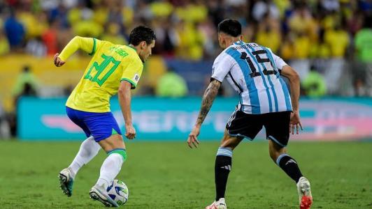 Raphael Veiga tenta a jogada contra a Argentina, no Maracanã