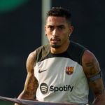 Raphinha, do Barcelona, desperta interesse de clube árabe, diz jornalista