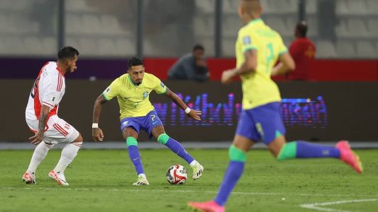 Raphinha em ação na vitória do Brasil por 1 a 0 sobre o Peru, pelas Eliminatórias