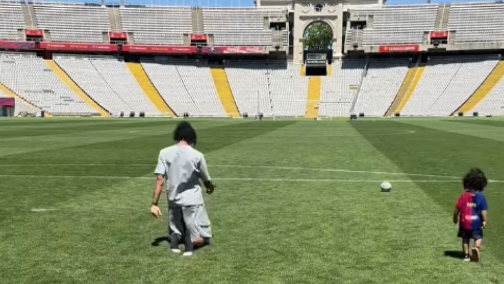Raphinha atravessa campo de joelhos após títulos do Barcelona; assista vídeo