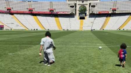 Raphinha atravessa campo do Olímpico de Montjuic, estádio do Barcelona, de joelhos