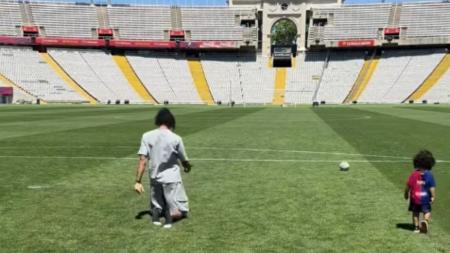 Raphinha atravessa campo do Olímpico de Montjuic, estádio do Barcelona, de joelhos
