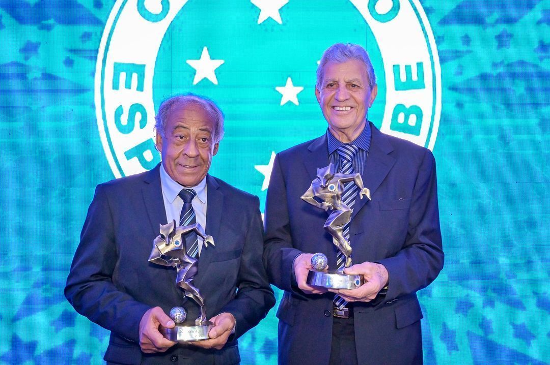 Grandes ídolos do Cruzeiro, Dirceu Lopes e Piazza recebem 'Raposão de Ouro'