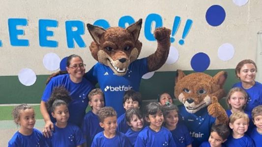 Raposão tirou fotos e brincou com as crianças da Escola Raízes, em Igarapé