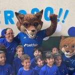 Mascotes do Cruzeiro, Raposão e Raposinho visitam escola em Igarapé