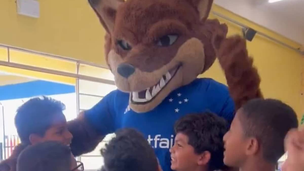 Cruzeiro: Raposão e Raposinho visitam projeto social em Ribeirão das Neves