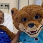 Cruzeiro: Raposão e Raposinho visitam pacientes com câncer em hospital de BH