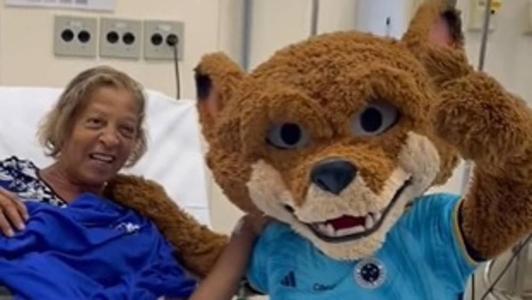 Raposinho deu camisa para torcedora no hospital