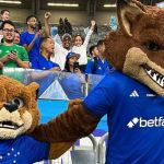 Cruzeiro apresenta novos Raposão e Raposinho à torcida no Mineirão
