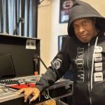 Morre DJ Mark the 45 King, produtor de Eminem e Jay-Z, aos 65 anos